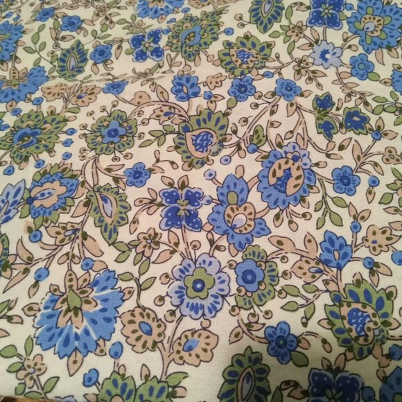 Two large pieces of floral poplin fabric (end of roll) - Picture 1 of 2